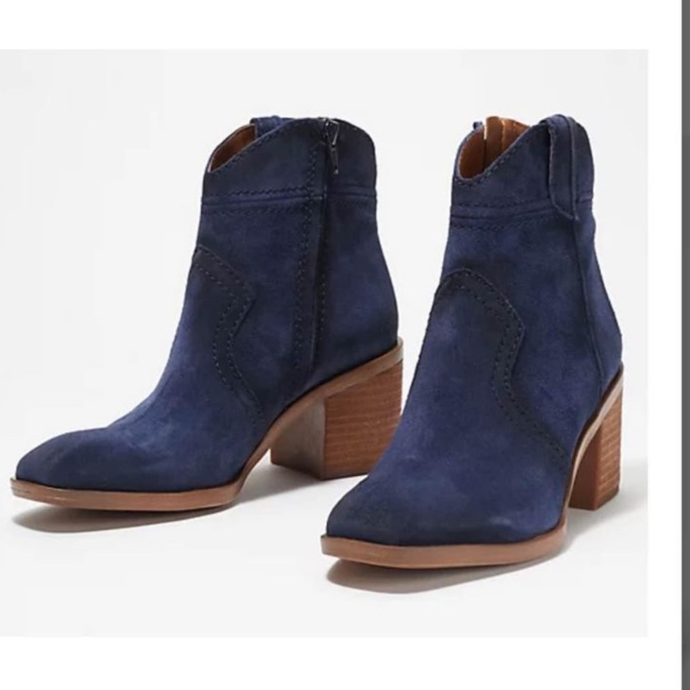 Women’s Zodiac “Lennon” suede boots (NEW IN BOX)